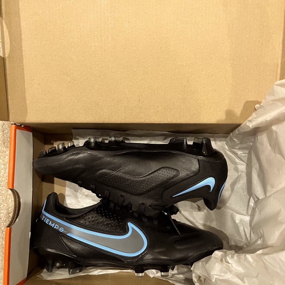 Size 6 Nike Tiempo
